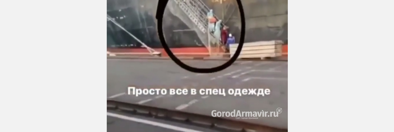 Люди в спецкостюмах госпитализировали китайского моряка с судна в Новороссийске 