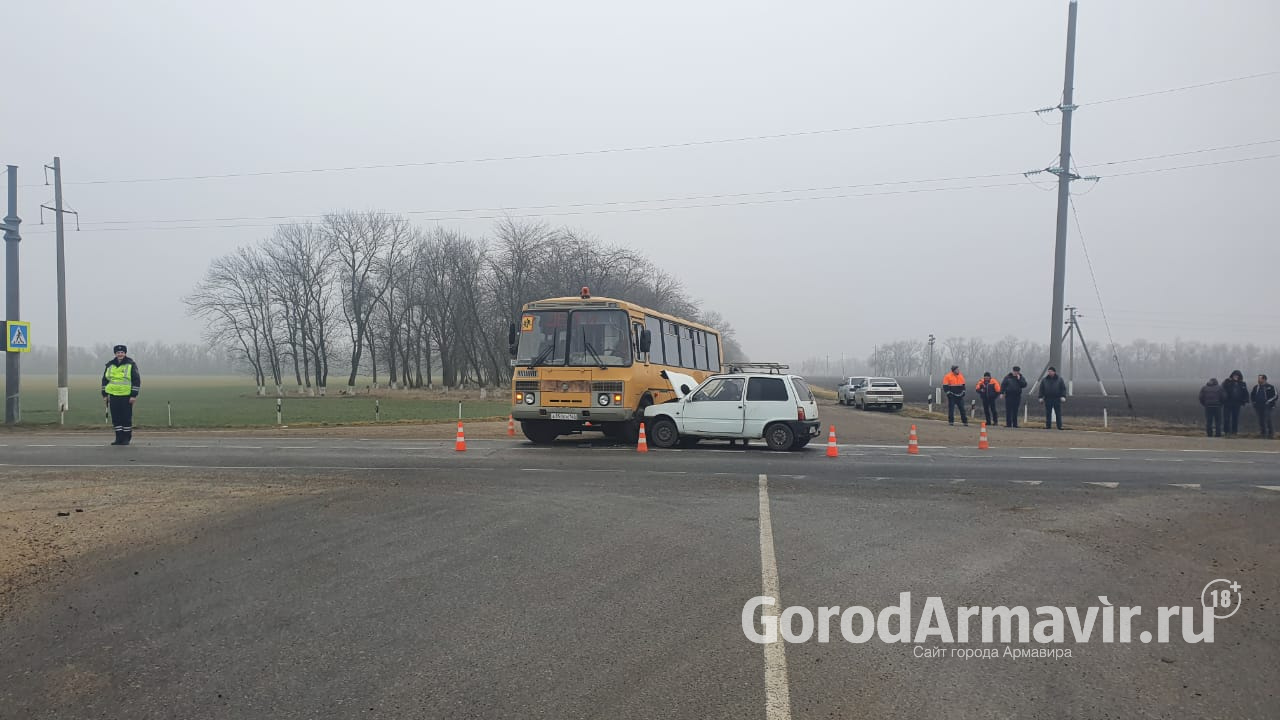 Школьный автобус с 27 детьми попал в аварию на Кубани 