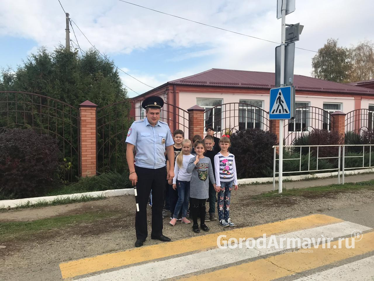 В Новокубанске автоинспекторы провели блиц-урок для школьников