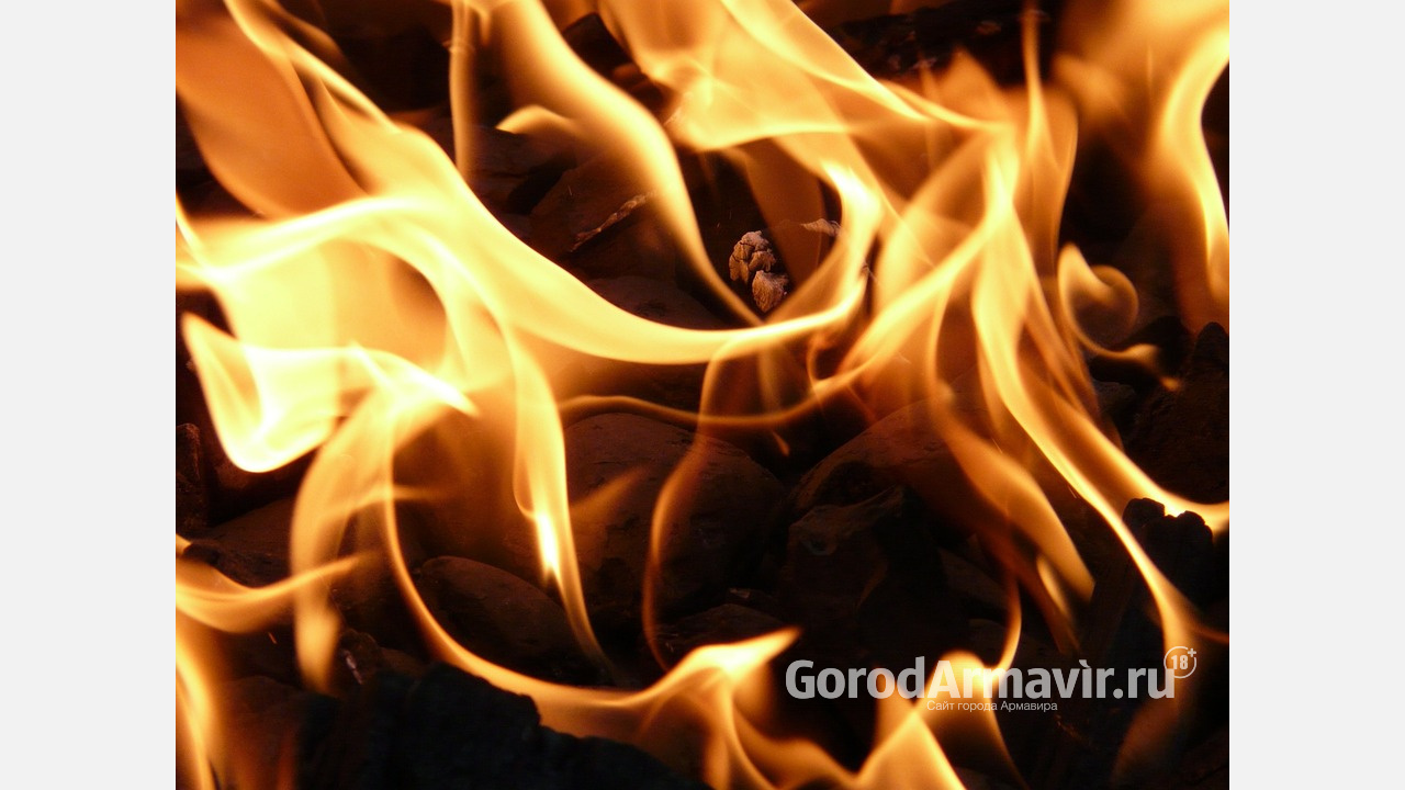 В Армавире очевидцы сняли на видео ночной пожар на улице Полины Осипенко 