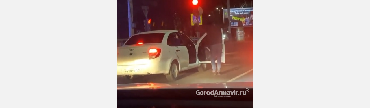«Город-рулит»: танцы на светофоре попали на видео в Армавире 