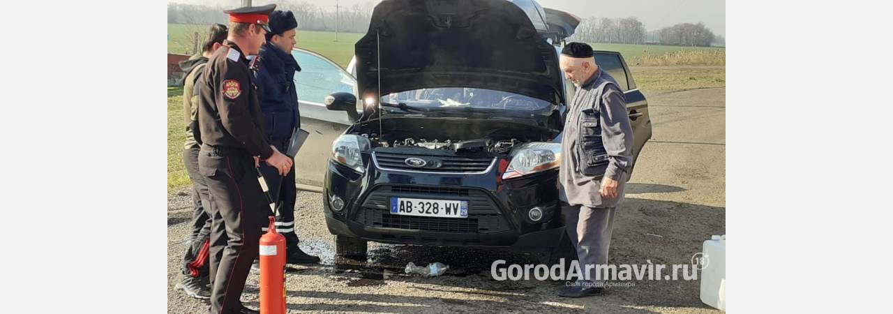 Полицейские спасли  трех человек из горящего авто в Успенском районе 
