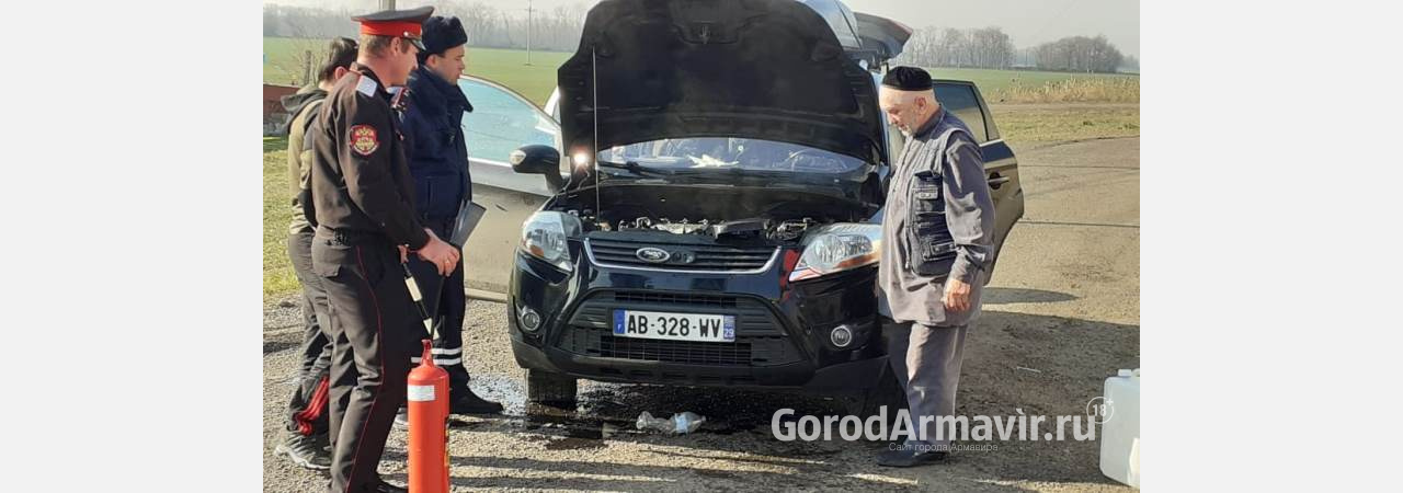 Полицейские спасли трех человек из горящего авто в Успенском районе