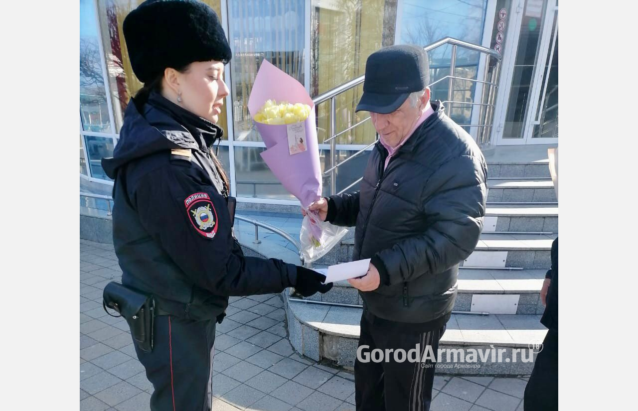  Полицейские Армавира раздали более 1000 листовок о действиях мошенников 