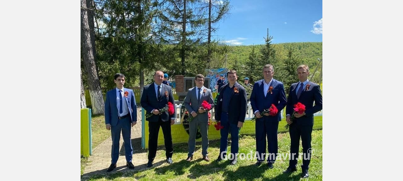 Молодые депутаты Армавира возложили цветы к памятнику партизанскому отряду