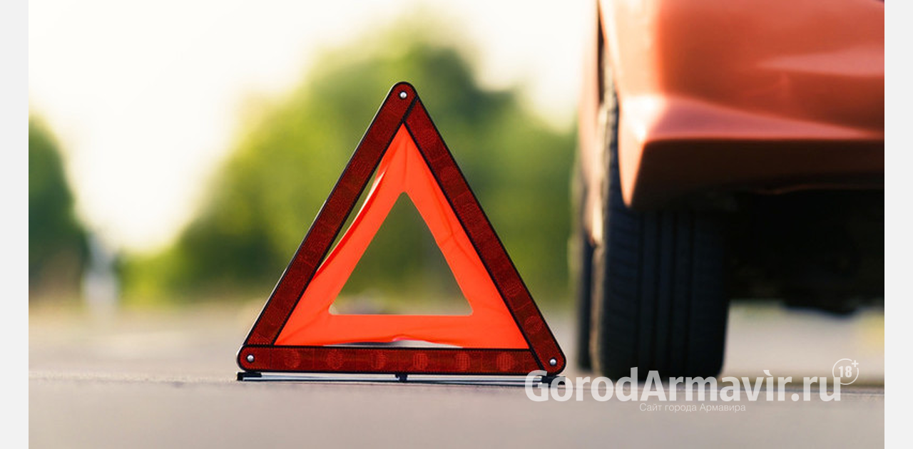 Водитель врезался в Volkswagen на парковке возле ТРК «Красная площадь» в Армавире