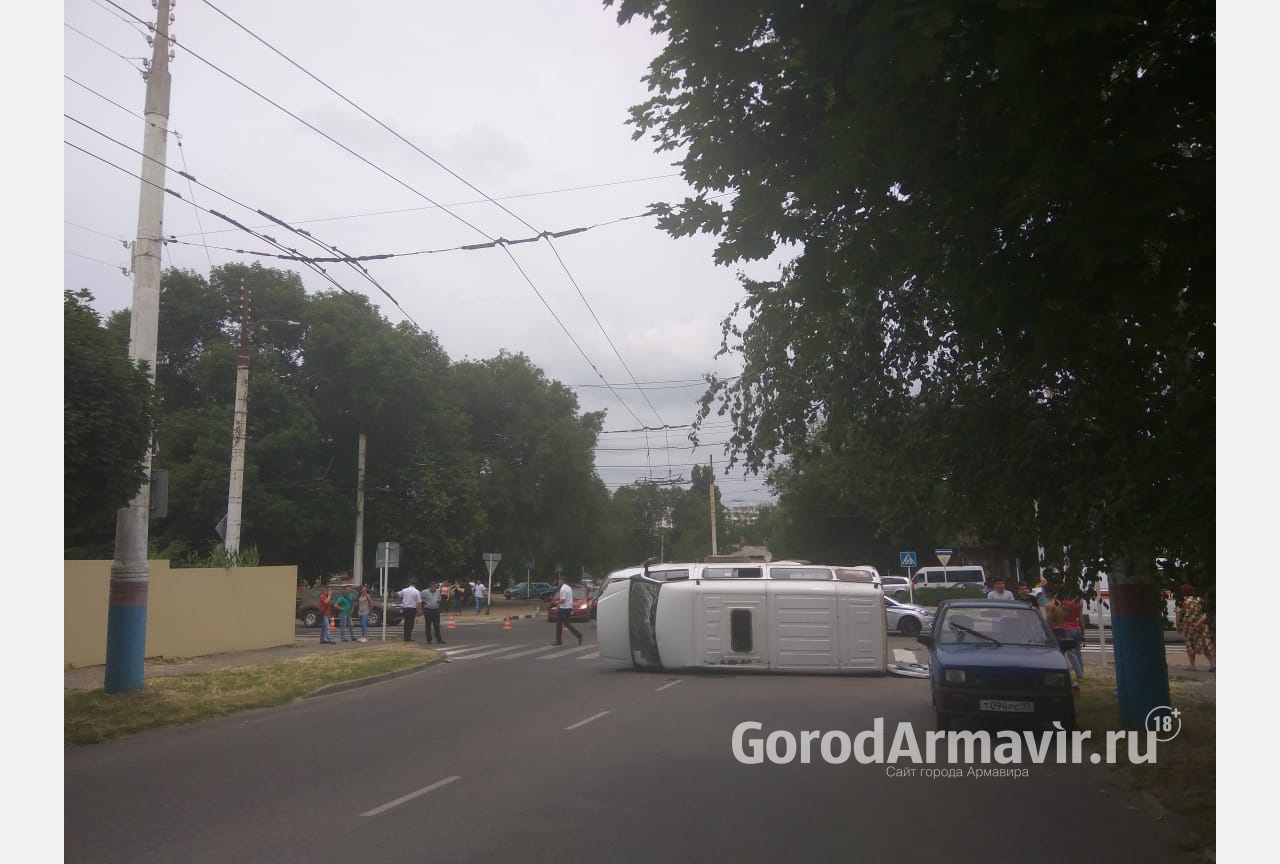 В Армавире опрокинулась маршрутка с пассажирами