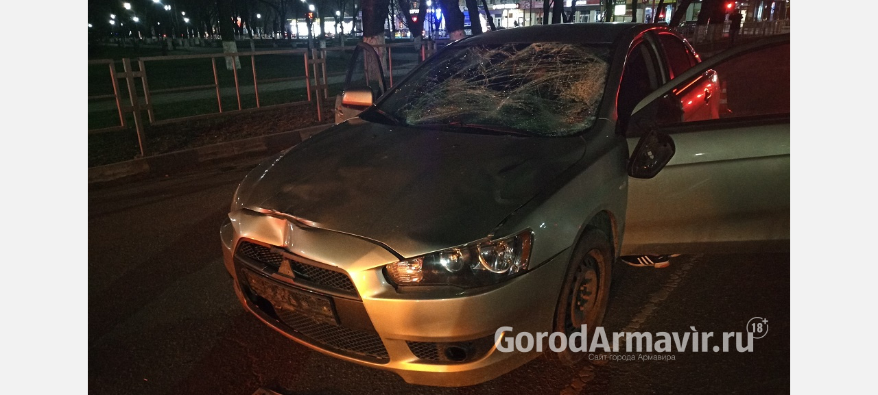 В Армавире лихач на Mitsubishi Lancer сбил парня и девушку на пешеходном переходе