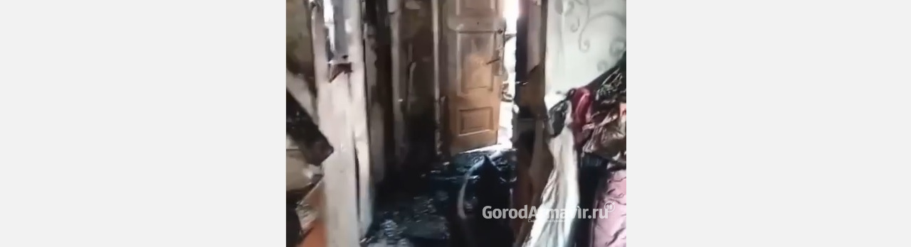 В Армавире 10 огнеборцев тушили пожар в частном доме 