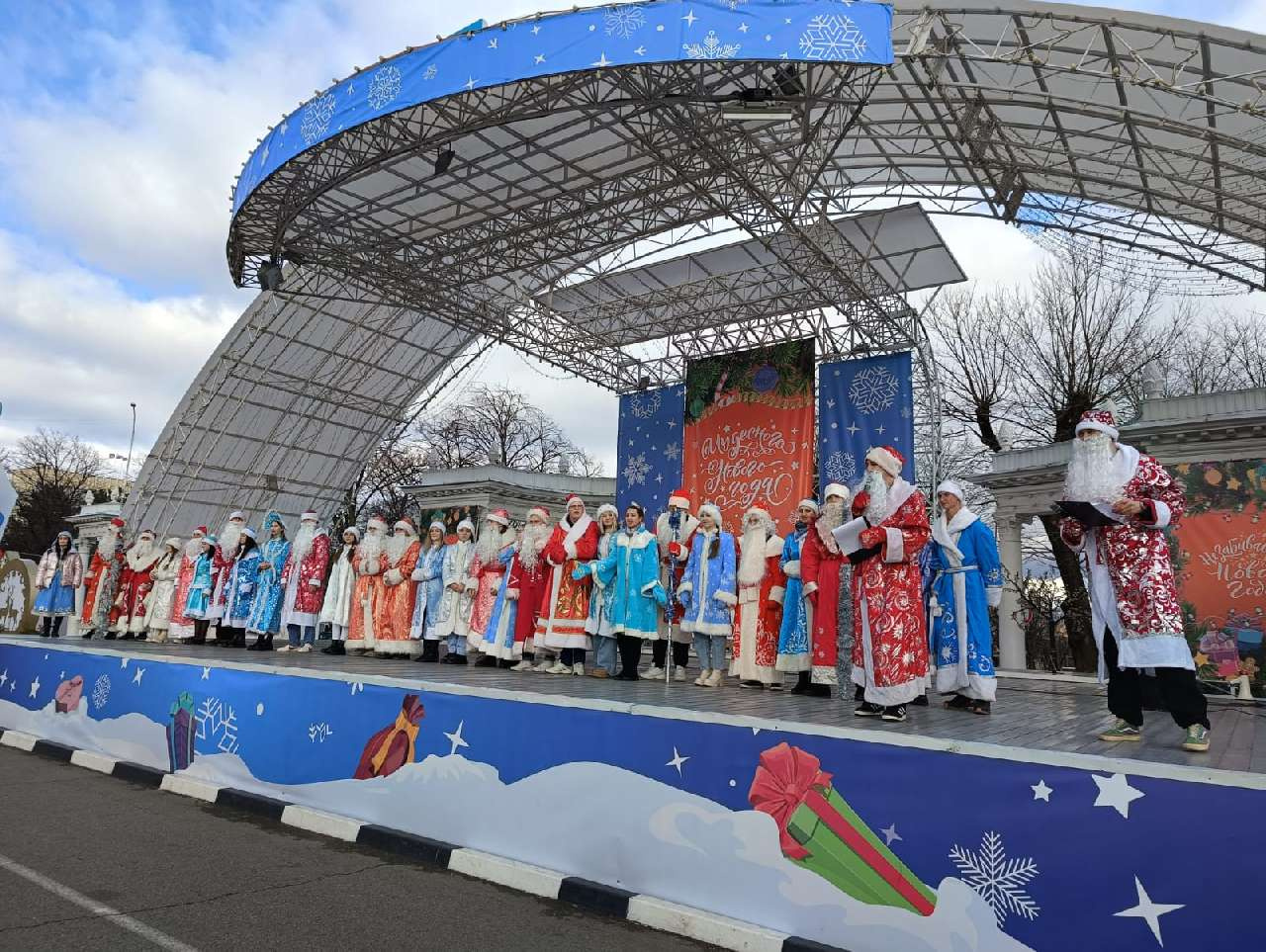 В Армавире 12 пар студентов приняли участие в Параде Дедов Морозов и Снегурочек 