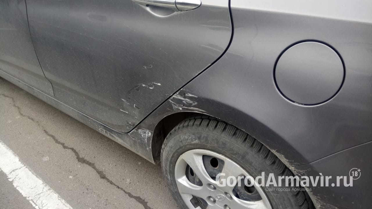 В Армавире на парковке ТРЦ «Красная площадь» водитель задел авто и скрылся