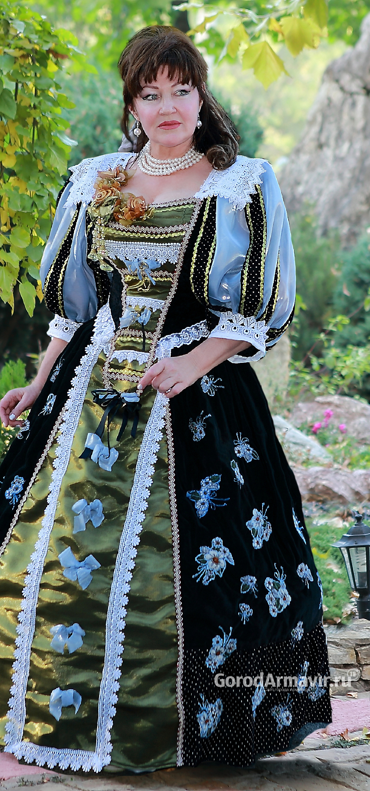 Жительница Армавира сшила себе коллекцию исторических платьев 