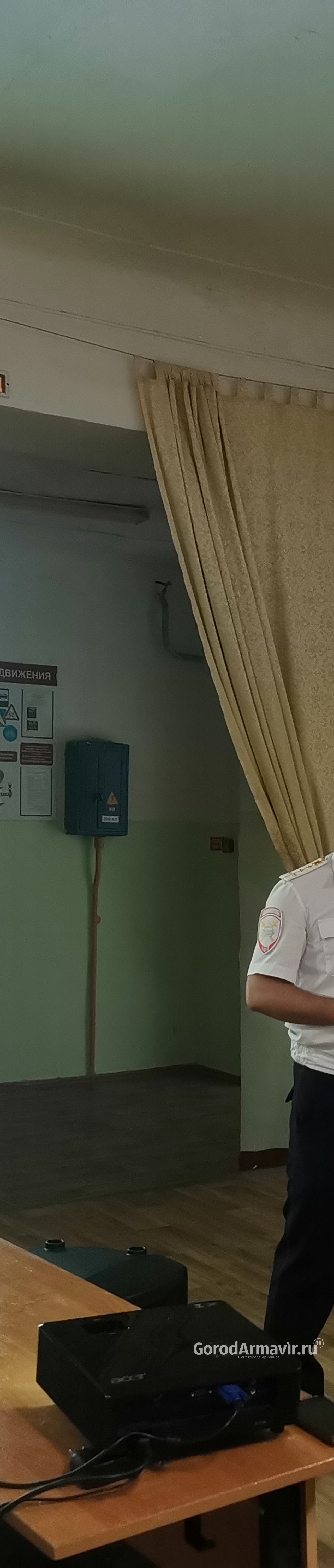 Автоинспектор принял участие в родительском собрании в Армавире