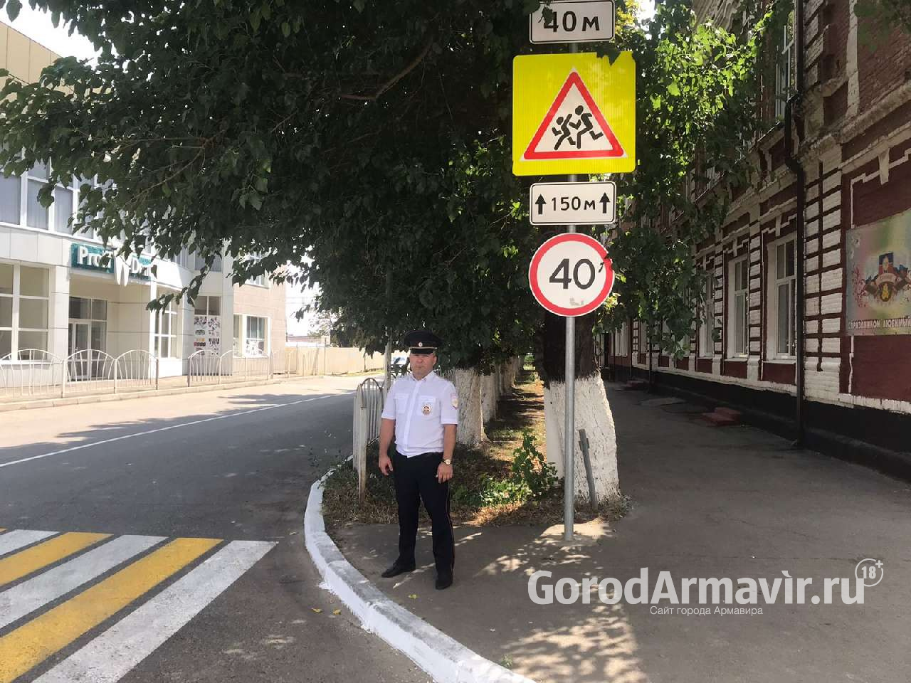 В Армавире автоинспекторы контролируют состояние дорог вблизи образовательных учреждений 