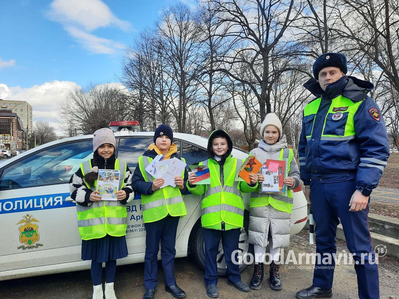 В Армавире дети из отряда ЮИД поздравили водителей с Днем защитника Отечества