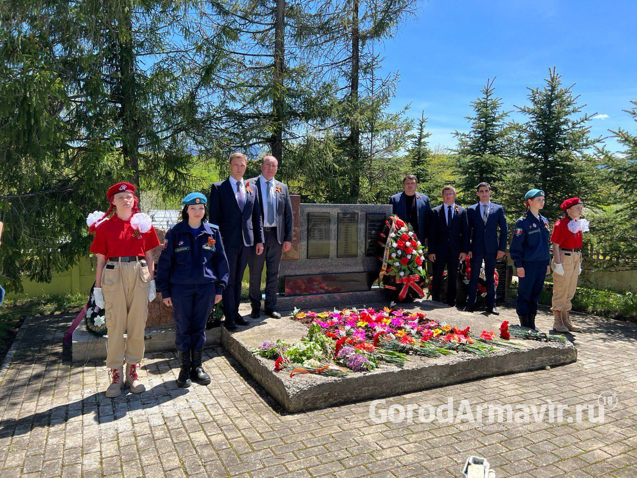 Депутаты ЗСК и активисты Армавира возложили цветы к памятнику партизанскому отряду в Адыгее 