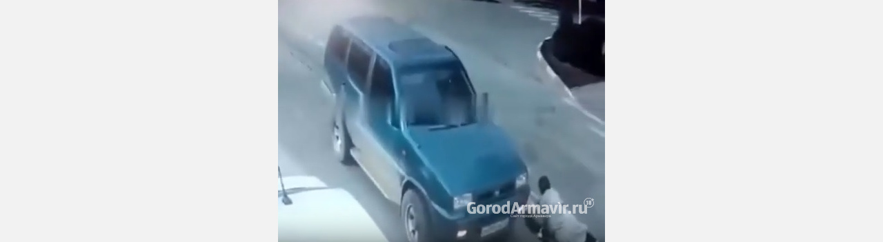 Водитель сбил пенсионерку на «зебре» и попал на видео в Армавире 