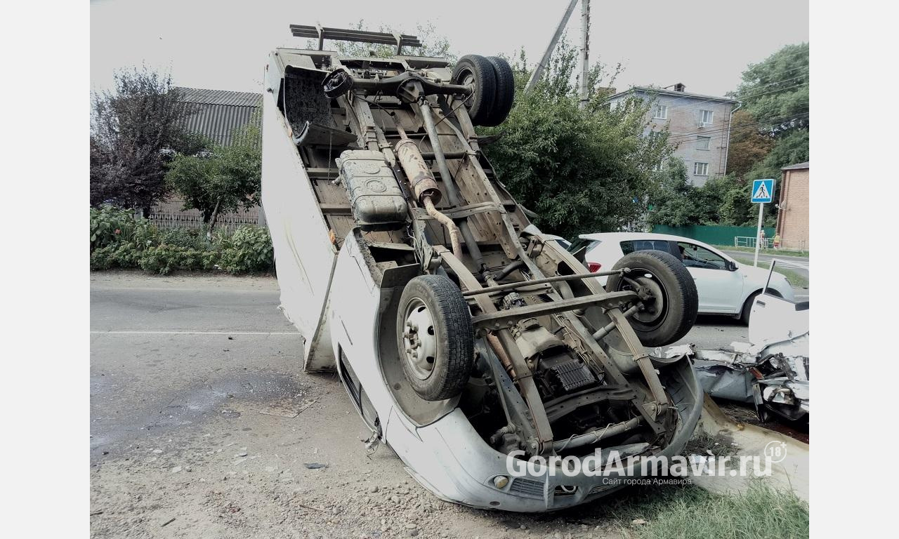 Автоледи на «семерке» протаранила грузовую «Газель» на перекрестке в Армавире 
