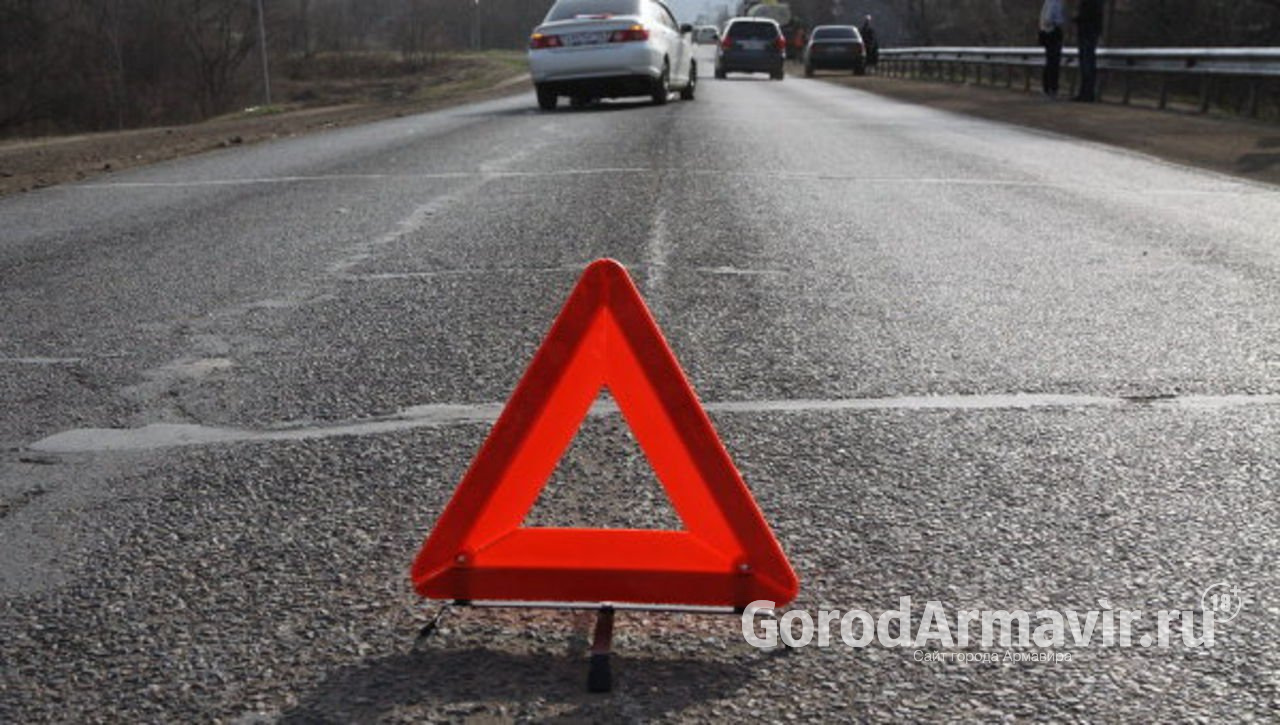 В Новокубанском районе водитель нарушил правила и стал причиной столкновения трех авто 
