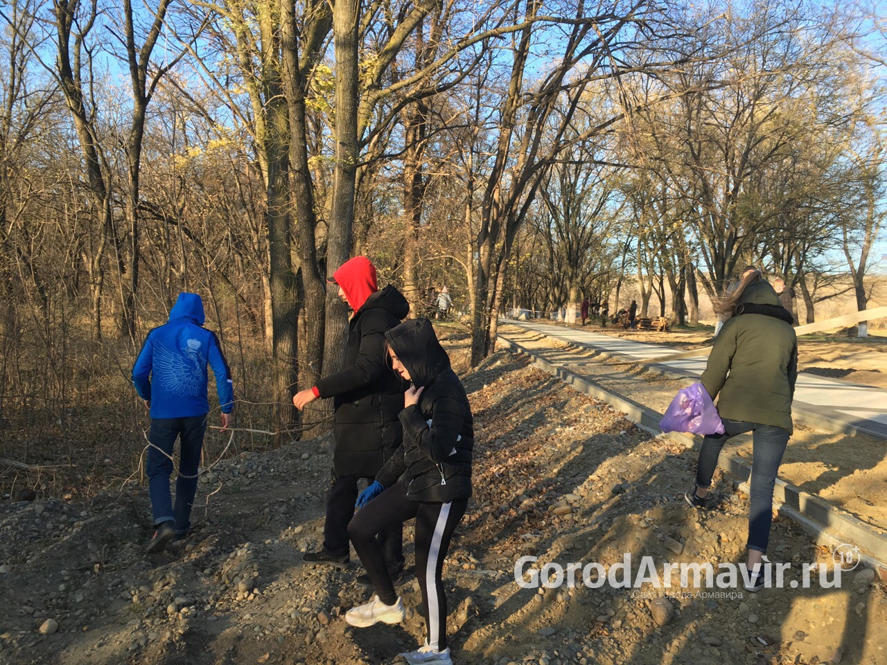 Студенты очистили от мусора территорию городского водохранилища в Армавире