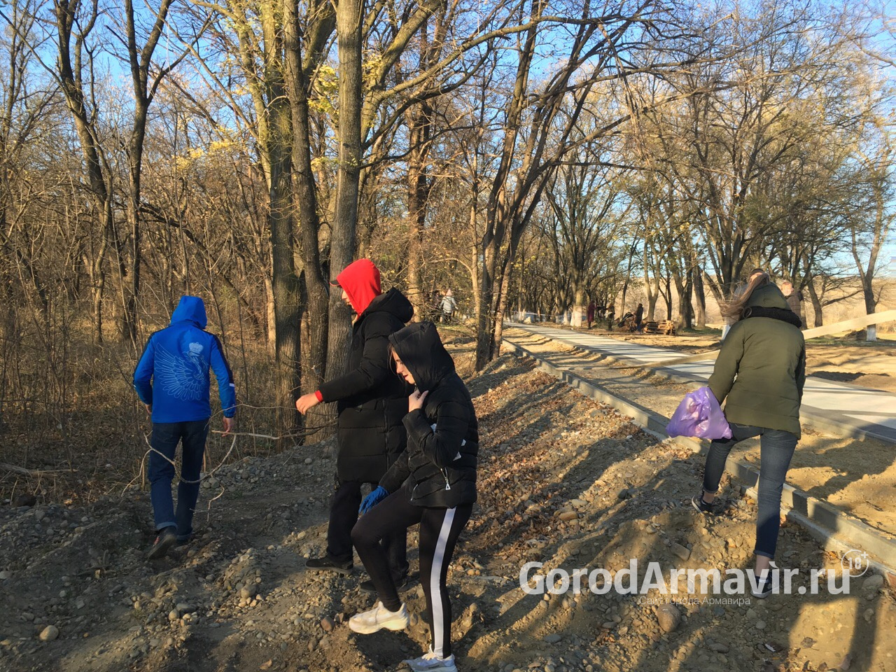 Студенты очистили от мусора территорию городского водохранилища в Армавире 