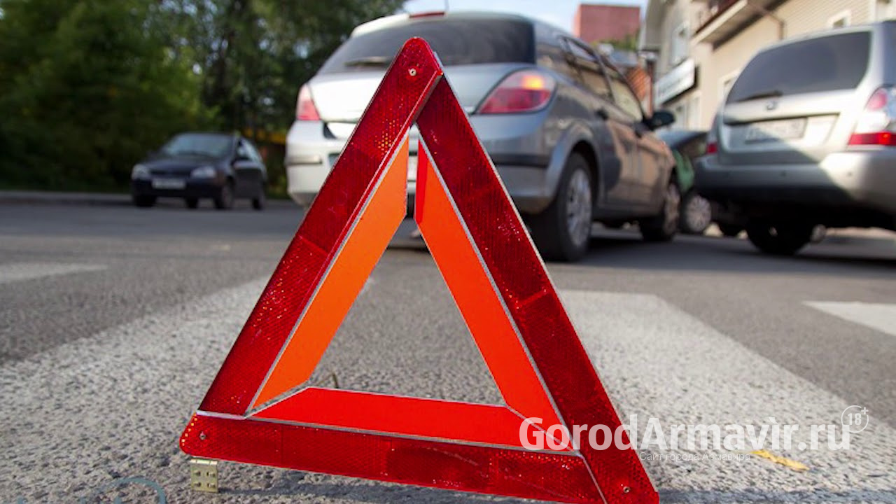 Автоинспекторы Армавира ведут поиск протаранившего чужую машину лихача