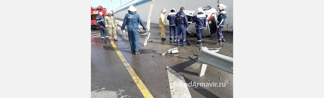 На въезде в Армавир водитель Lada Kalina врезался в бетонную стену и погиб