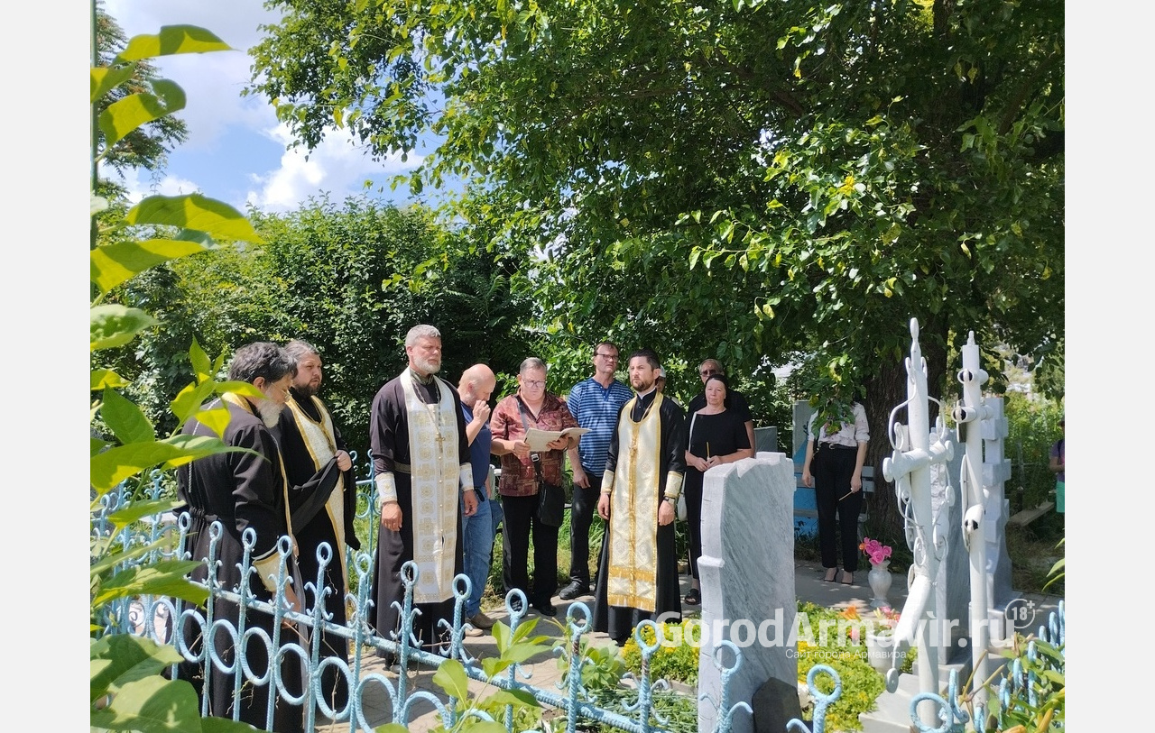 В Армавире провели панихиду у могилы священника Леонида Дмитриевского 