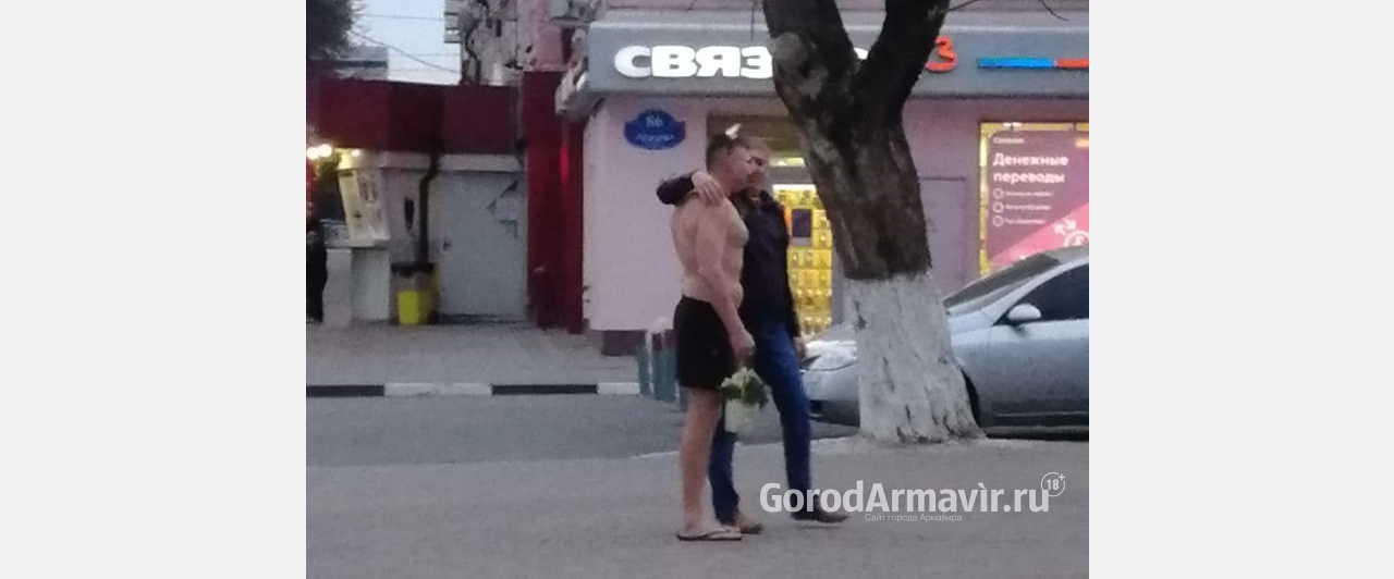 Полуголый мужчина с короной и цветами попал на видео в Армавире