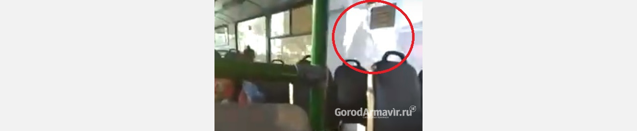 Пассажиры сняли на видео отвалившееся стекло у троллейбуса в Армавире 