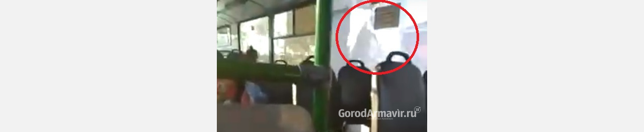 Пассажиры сняли на видео отвалившееся стекло у троллейбуса в Армавире