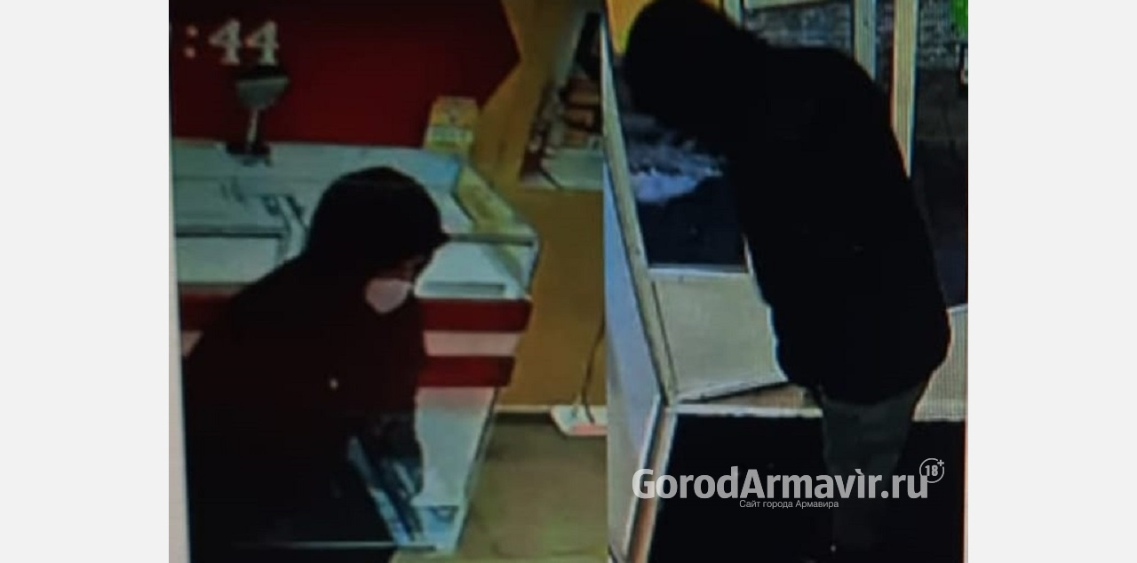 Грабитель в медицинской маске обокрал ювелирный салон в Армавире  