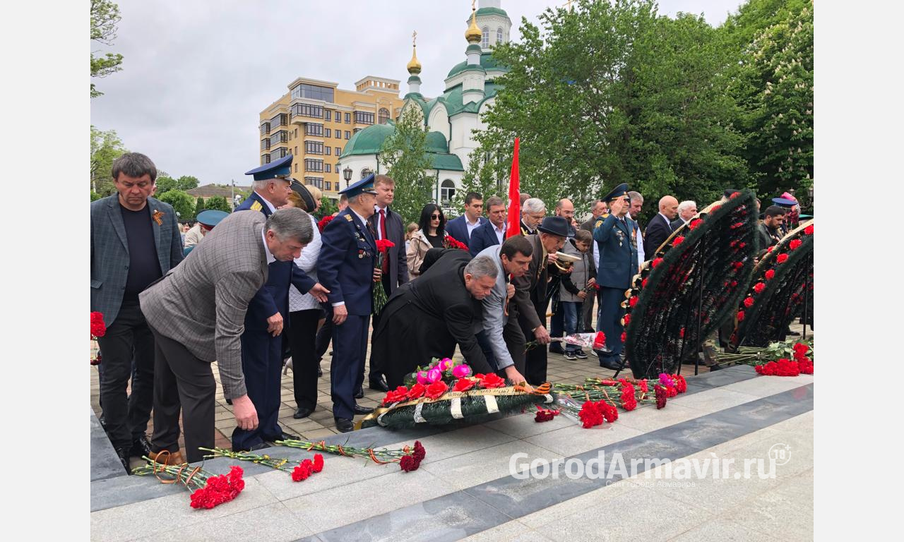 В Армавире 9 мая возложили цветы к монументу погибшим в Великой Отечественной войне