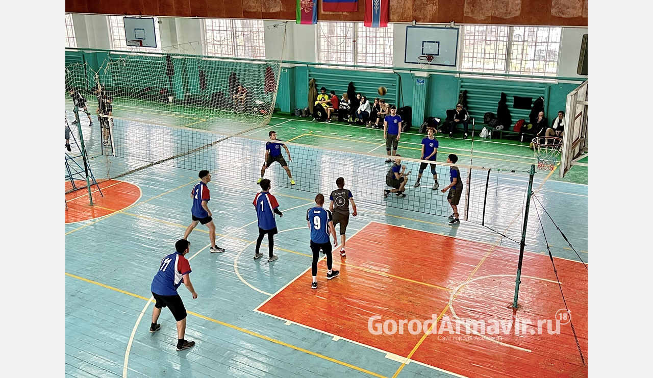 В Армавире более 120 человек стали участниками праздничного турнира по волейболу