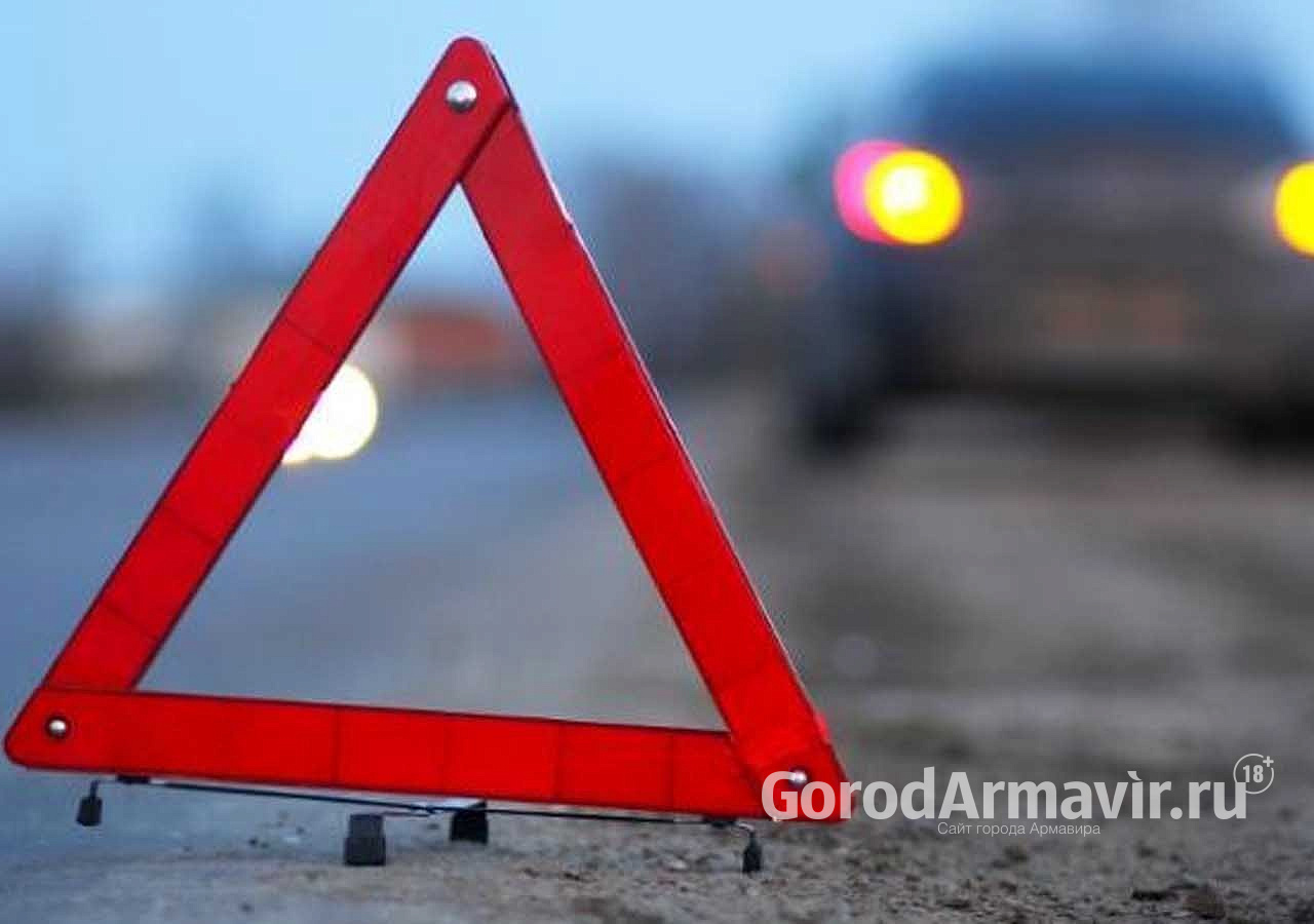 Водитель протаранил припаркованный Hyundai Solaris и скрылся в Армавире